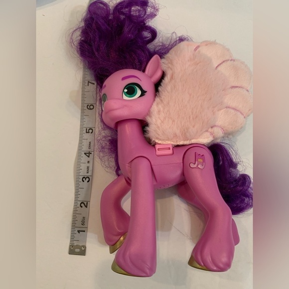 My Little Pony Singing Star Princess Petals with Moving Wings + Izzy Moonbow - Picture 3 of 9